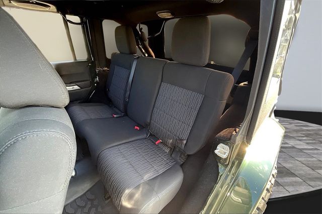 2011 Jeep Wrangler Unlimited 4WD 4dr Sahara - 22941354 - 16