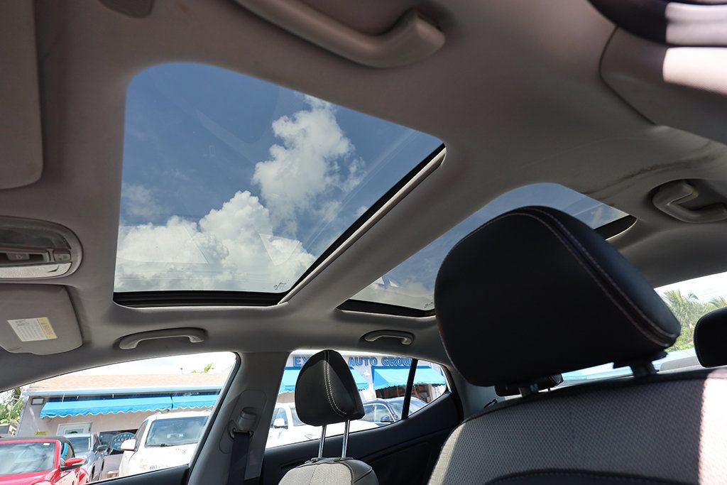 2011 Kia Optima SX photo 20