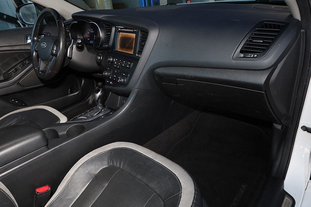 2011 Kia Optima SX photo 23