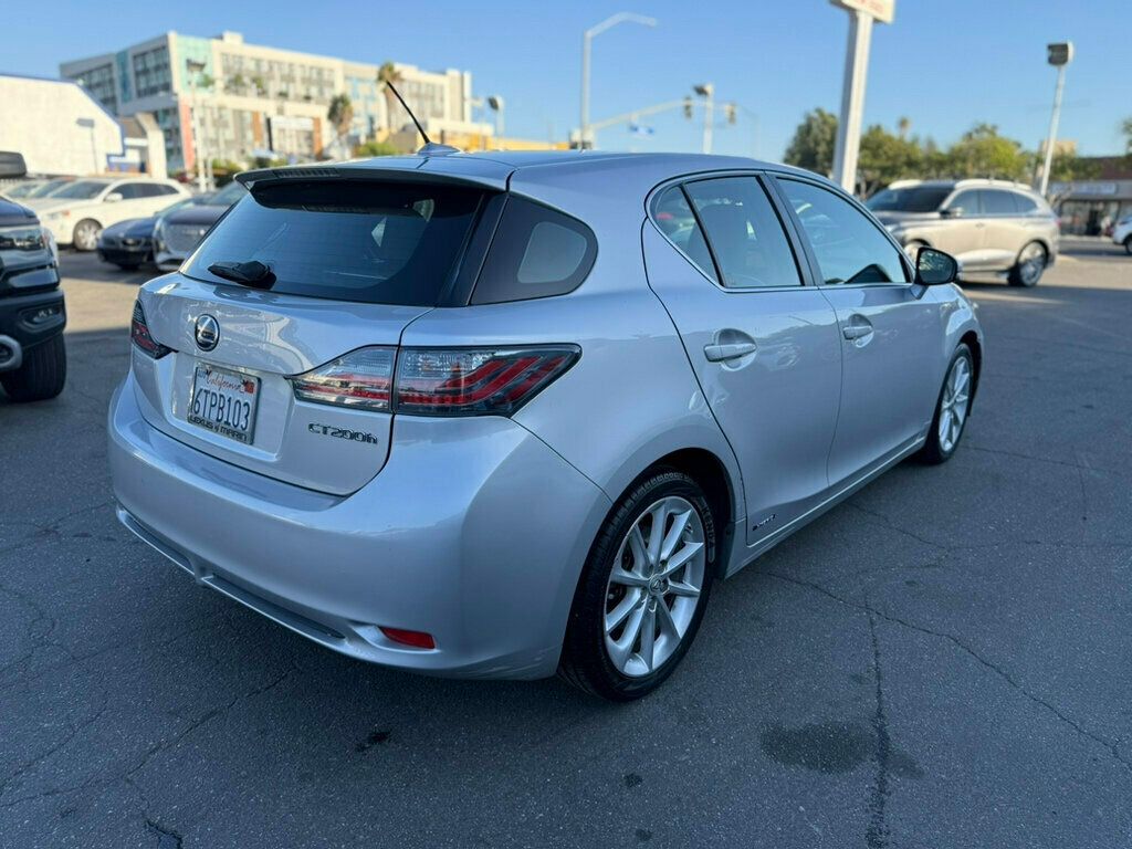 2011 Lexus CT 200h photo 2