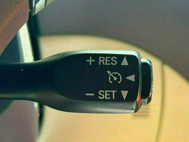 2011 Lexus ES 350 4dr Sedan - 23037133 - 32