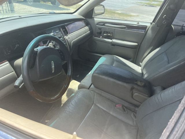 2011 Lincoln Town Car 4dr Sedan Signature Limited - 22034796 - 2