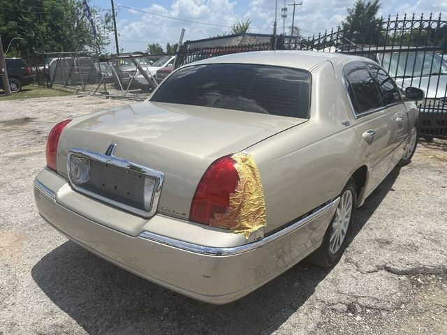 2011 Lincoln Town Car 4dr Sedan Signature Limited - 22034796 - 3