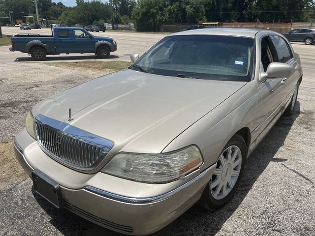 2011 Lincoln Town Car 4dr Sedan Signature Limited - 22034796 - 4