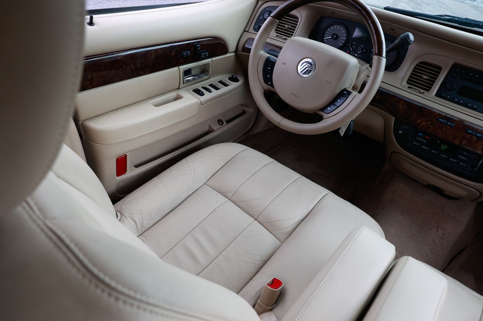 2011 Mercury Grand Marquis LS photo 19