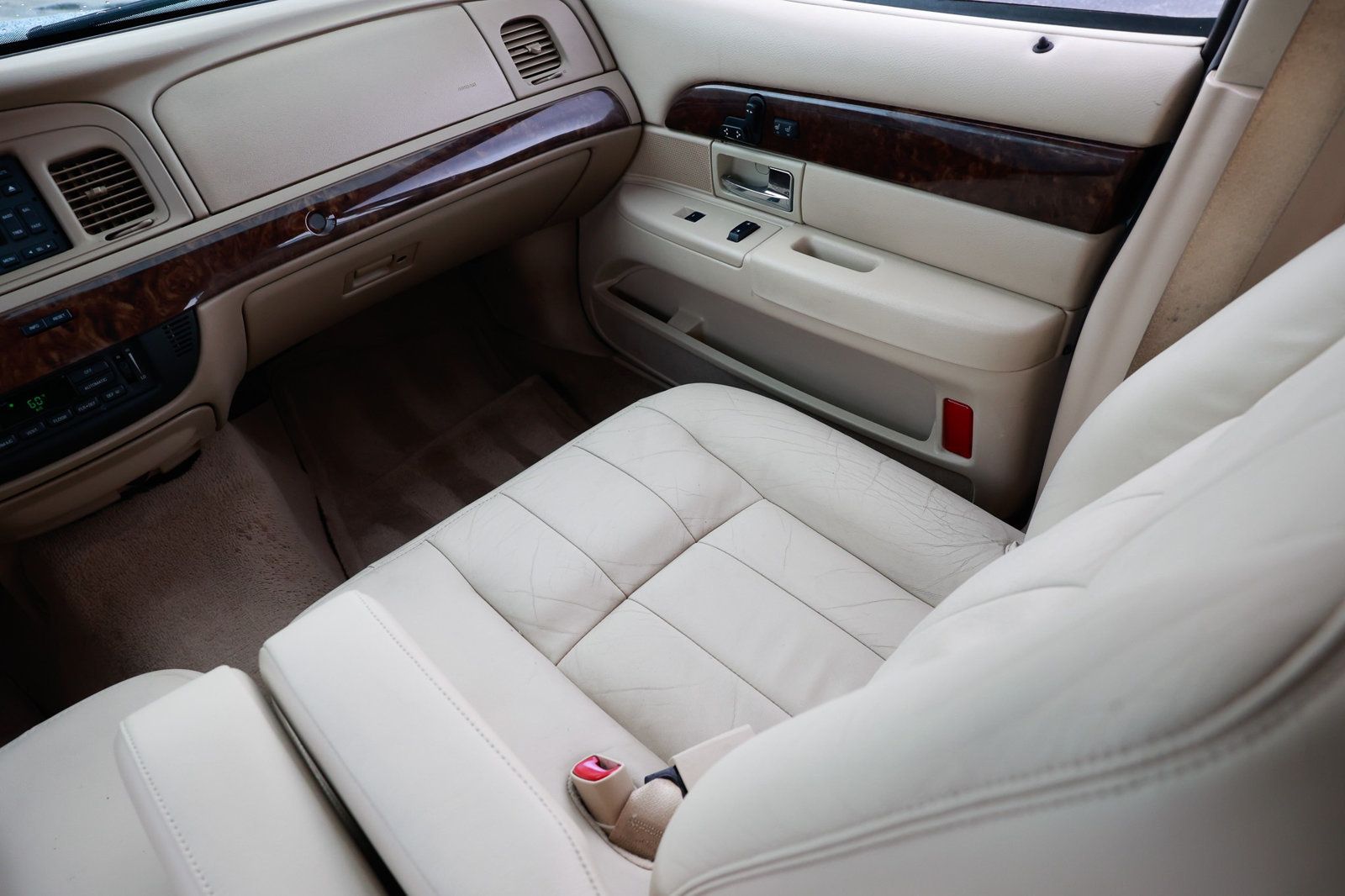 2011 Mercury Grand Marquis LS photo 22