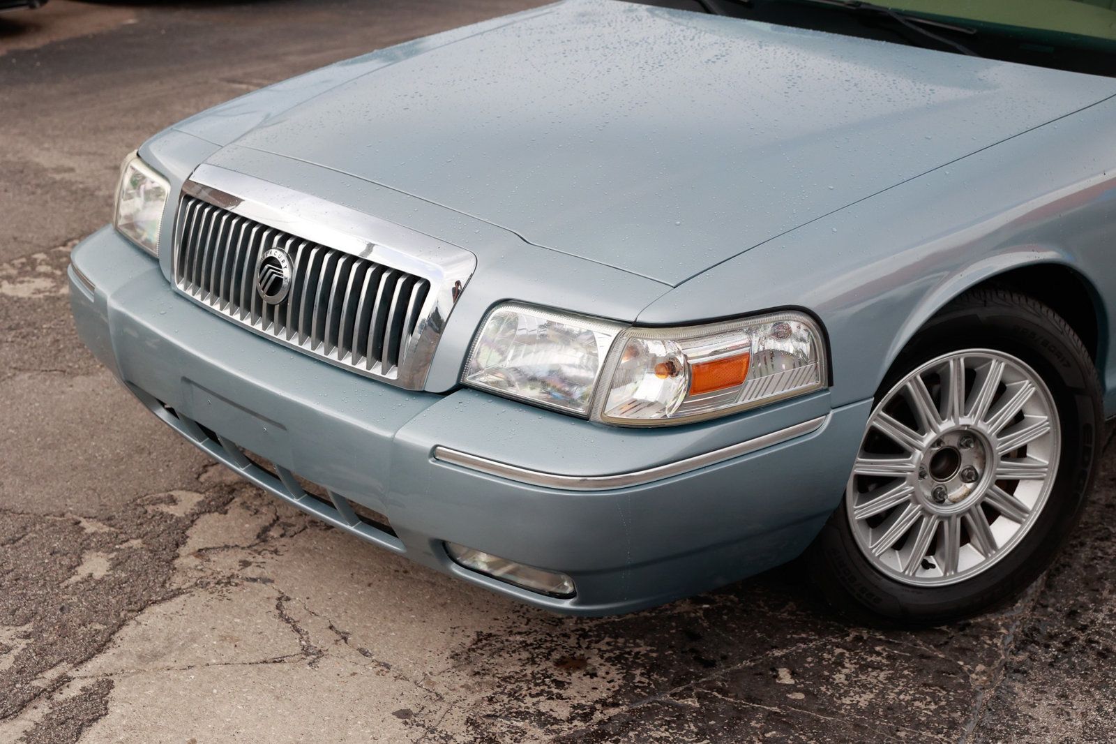 2011 Mercury Grand Marquis LS photo 23
