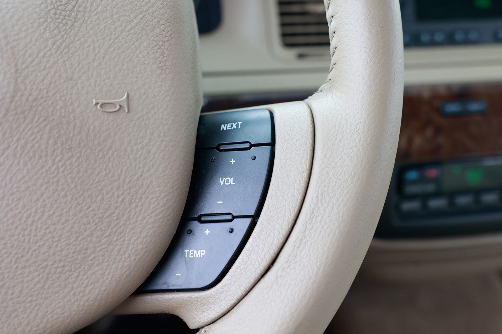 2011 Mercury Grand Marquis LS photo 25