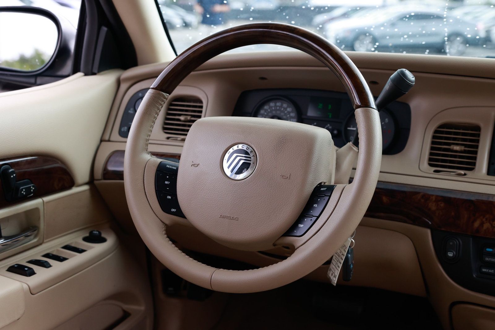 2011 Mercury Grand Marquis LS photo 26