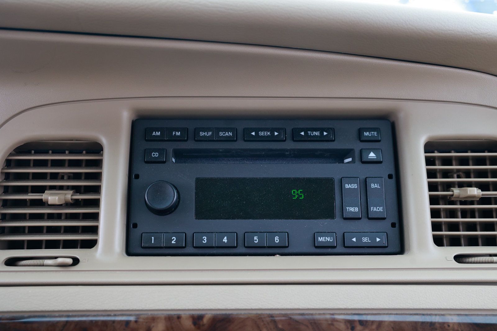 2011 Mercury Grand Marquis LS photo 32