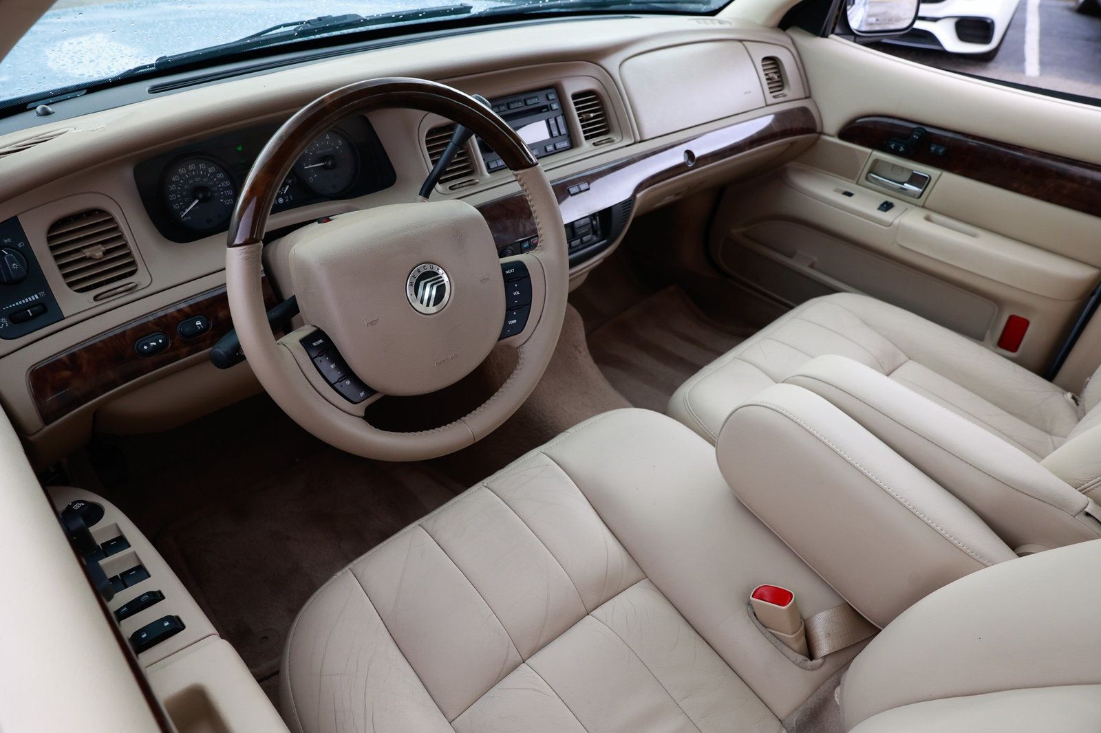 2011 Mercury Grand Marquis LS photo 3