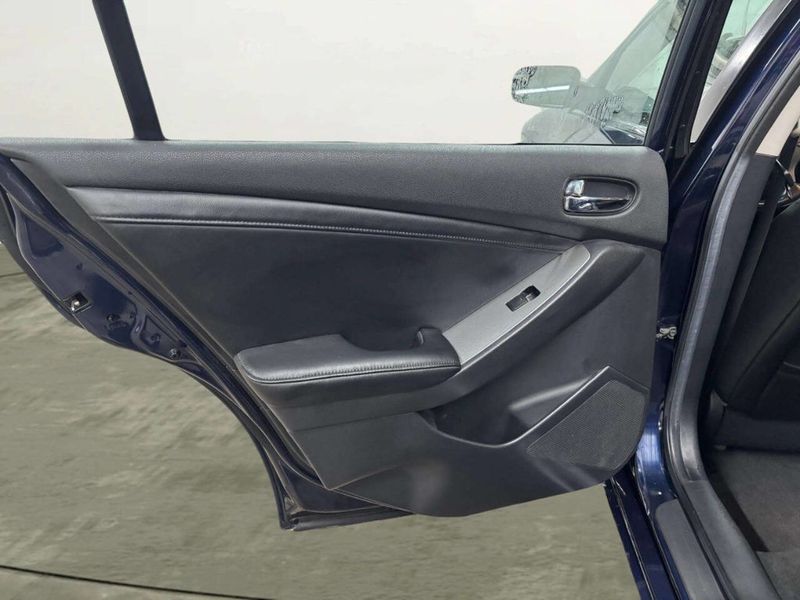 2011 Nissan Altima 4dr Sedan V6 CVT 3.5 SR - 22977670 - 12