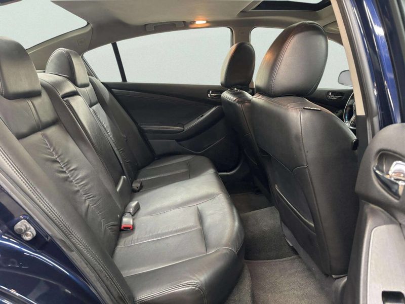 2011 Nissan Altima 4dr Sedan V6 CVT 3.5 SR - 22977670 - 16