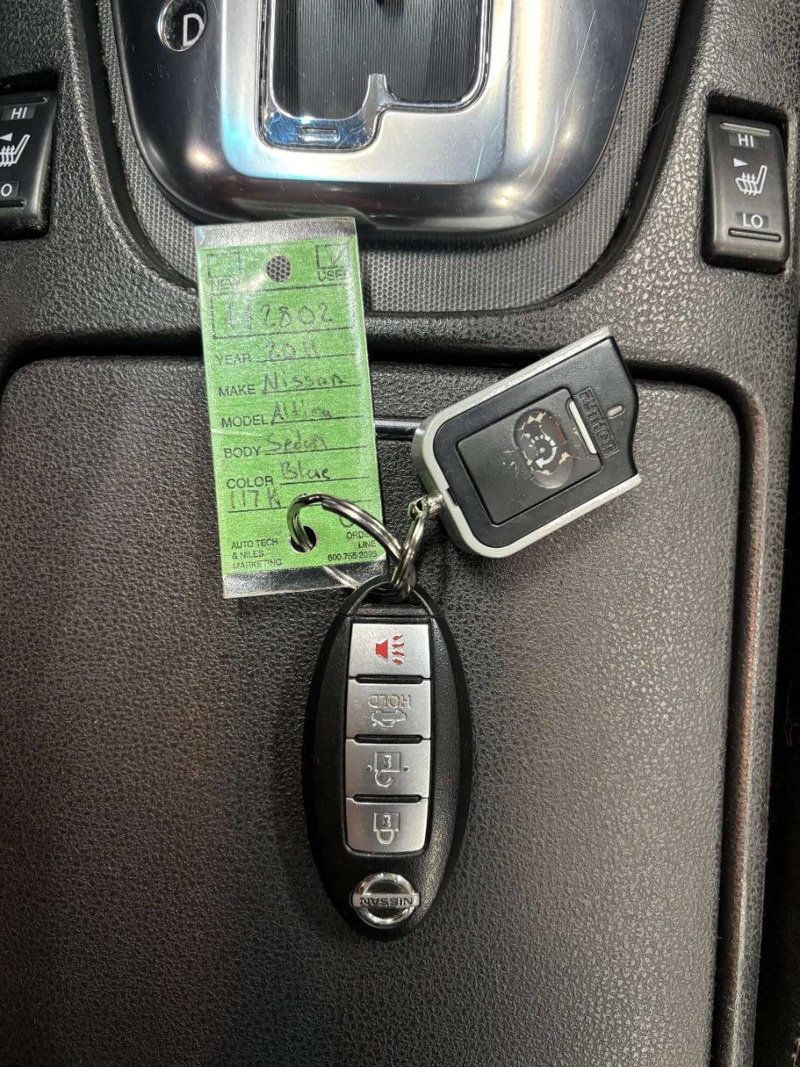 2011 Nissan Altima 4dr Sedan V6 CVT 3.5 SR - 22977670 - 33