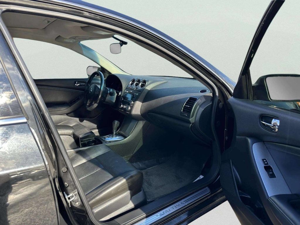 2011 Nissan Altima 4dr Sedan V6 CVT 3.5 SR - 22979244 - 17