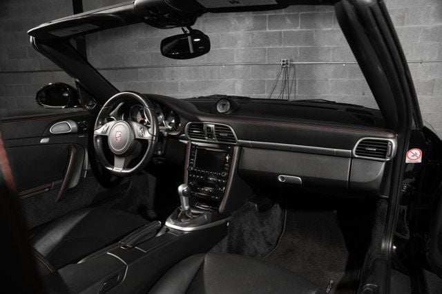 2011 Porsche 911 Turbo Cabriolet - 23045847 - 17