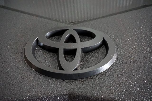 2011 Toyota 4Runner *SR5 4WD V6* *White/Tan Leather* *Super Clean* - 23083625 - 52