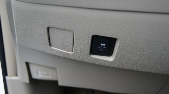 2011 Toyota Camry 3 MONTH WARANTY ,JUST SERVICED, VERY CLEAN INSIDE AND OUT  - 22986888 - 17