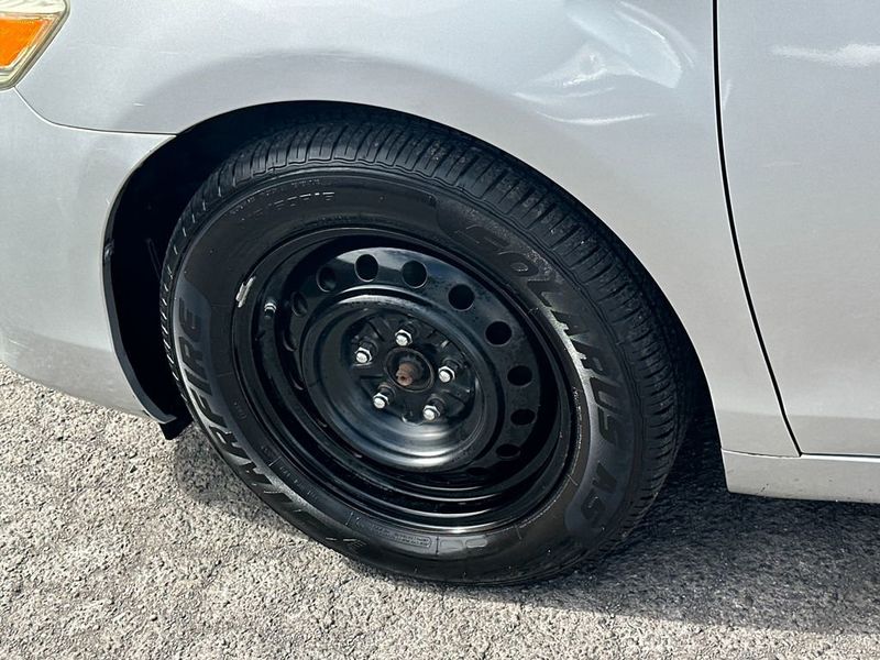 2011 Toyota Camry 4dr Sedan I4 Automatic LE - 22950236 - 10