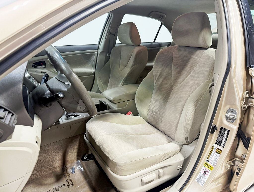 2011 Toyota Camry 4dr Sedan I4 Automatic LE - 22931847 - 17