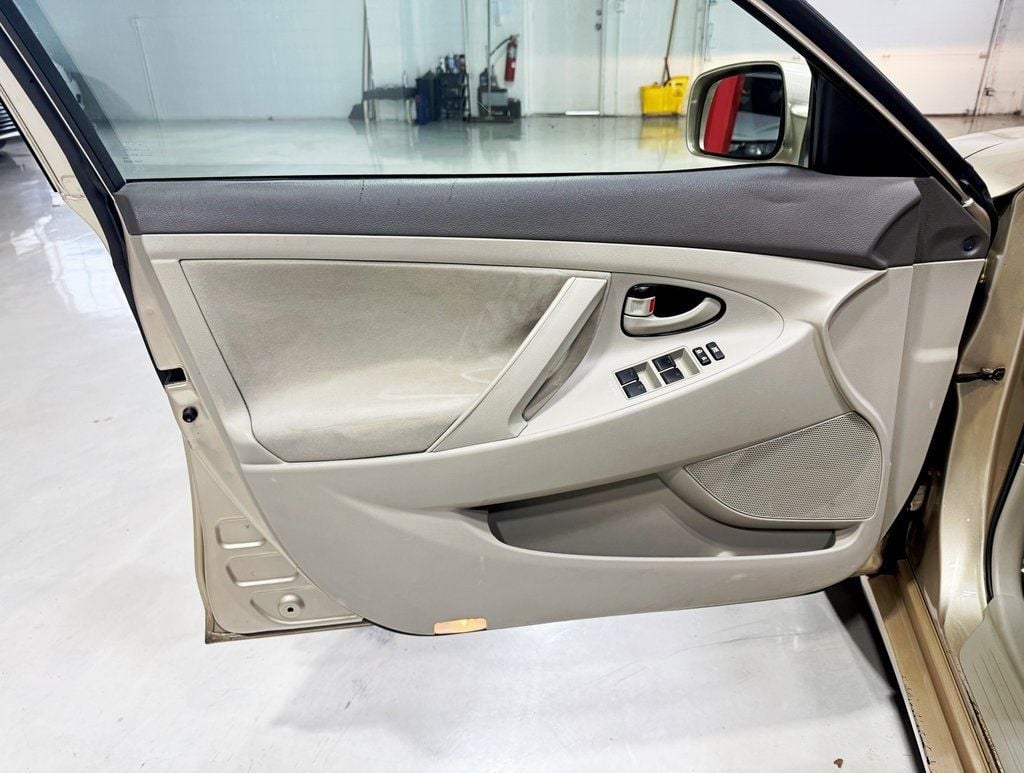 2011 Toyota Camry 4dr Sedan I4 Automatic LE - 22931847 - 19