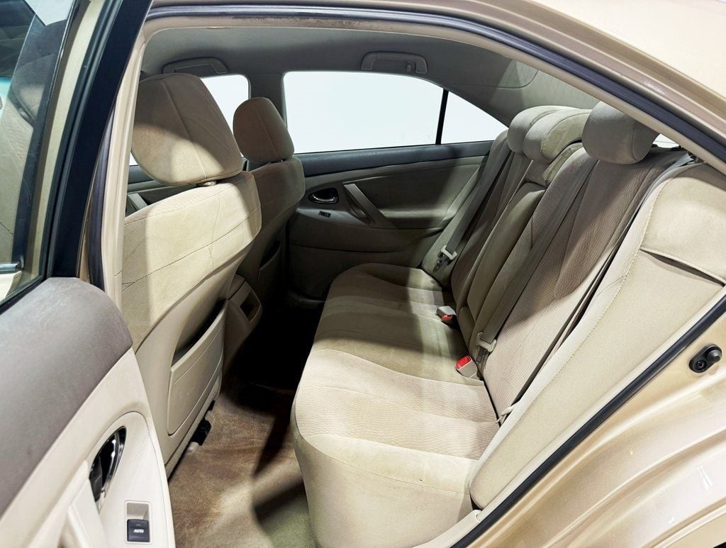 2011 Toyota Camry 4dr Sedan I4 Automatic LE - 22931847 - 21