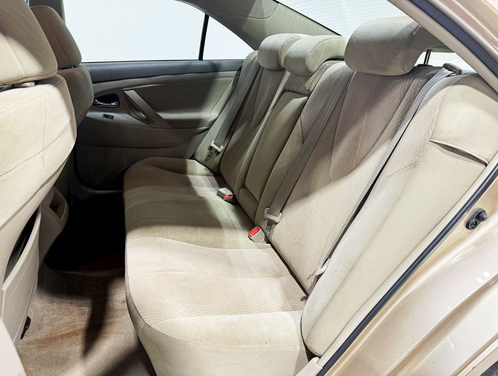 2011 Toyota Camry 4dr Sedan I4 Automatic LE - 22931847 - 22