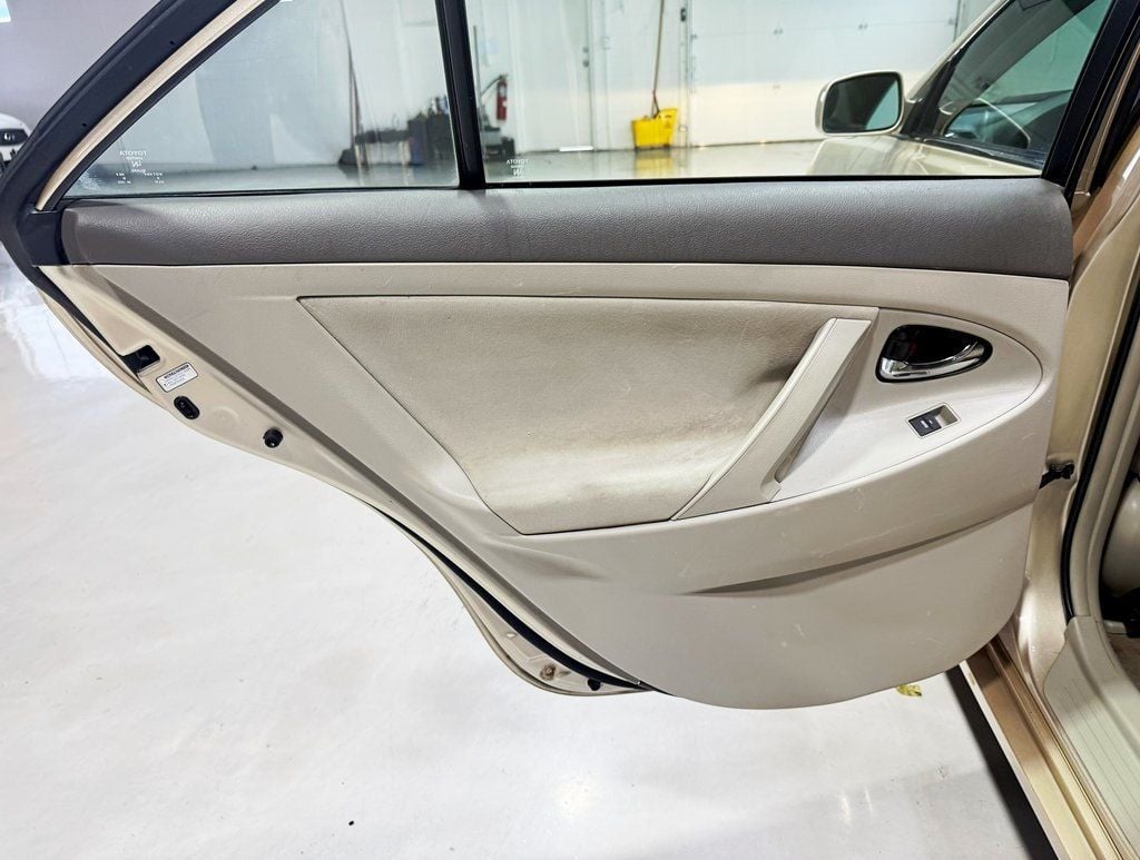 2011 Toyota Camry 4dr Sedan I4 Automatic LE - 22931847 - 24