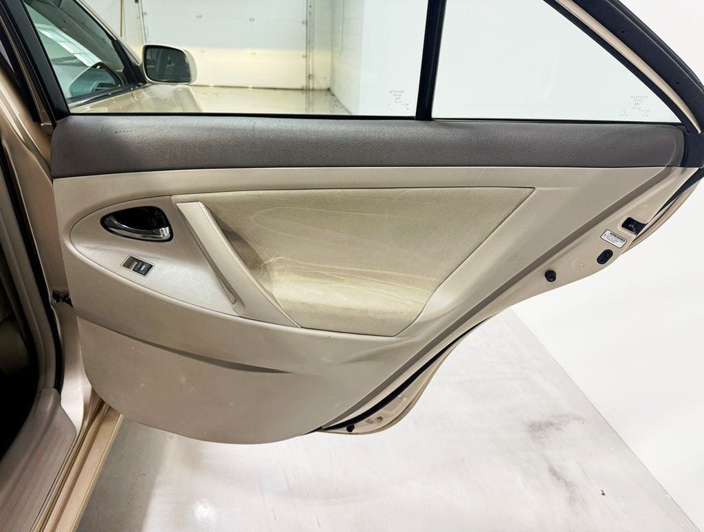 2011 Toyota Camry 4dr Sedan I4 Automatic LE - 22931847 - 27