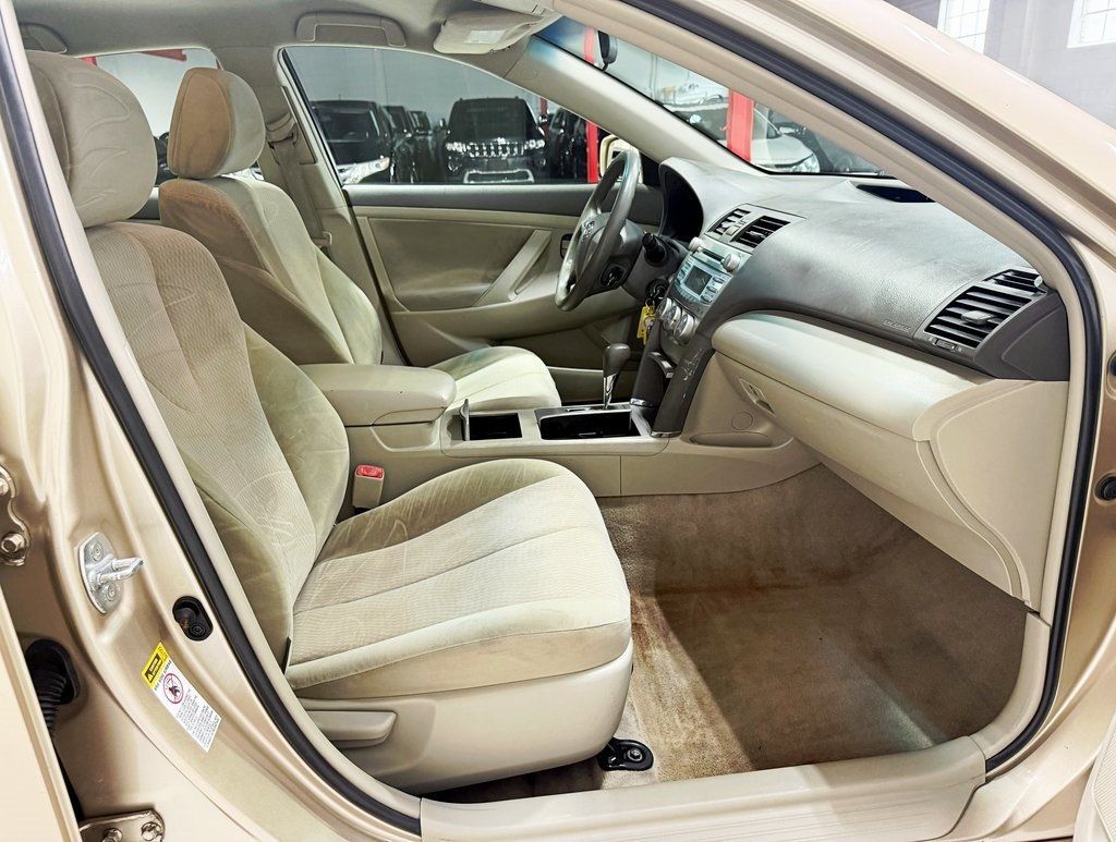 2011 Toyota Camry 4dr Sedan I4 Automatic LE - 22931847 - 28