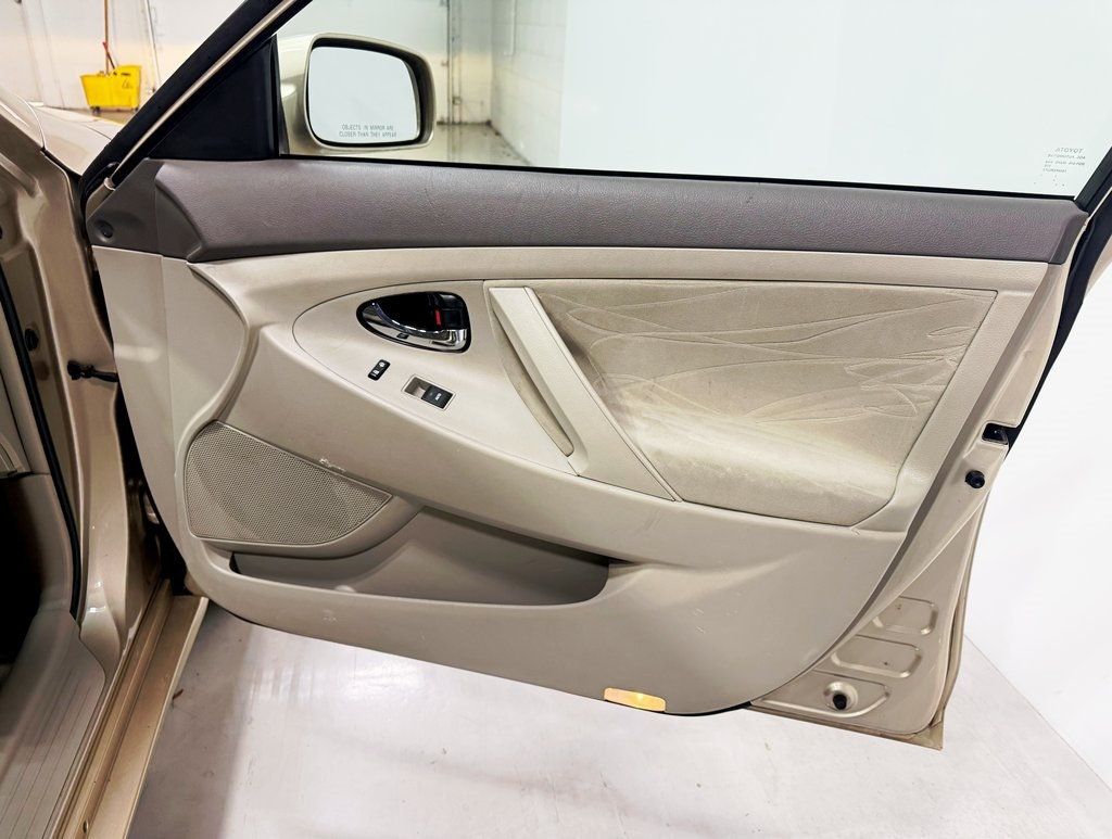 2011 Toyota Camry 4dr Sedan I4 Automatic LE - 22931847 - 29