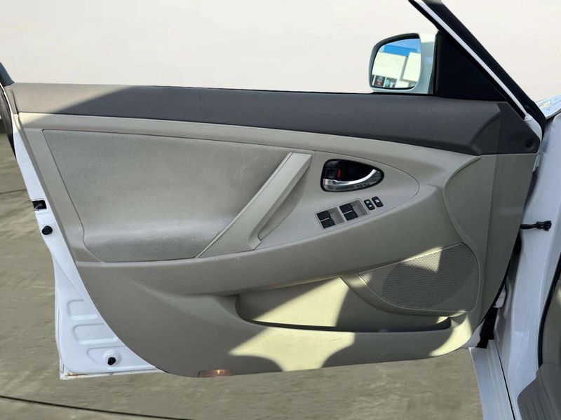 2011 Toyota Camry 4dr Sedan I4 Automatic LE - 22963915 - 9