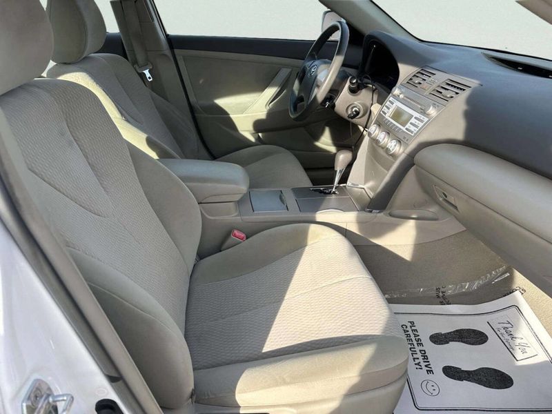2011 Toyota Camry 4dr Sedan I4 Automatic LE - 22963915 - 17