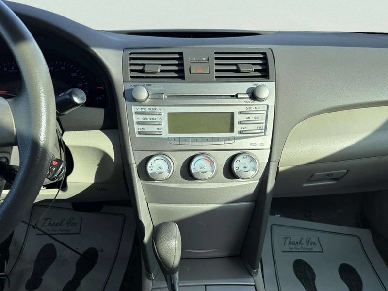 2011 Toyota Camry 4dr Sedan I4 Automatic LE - 22963915 - 21