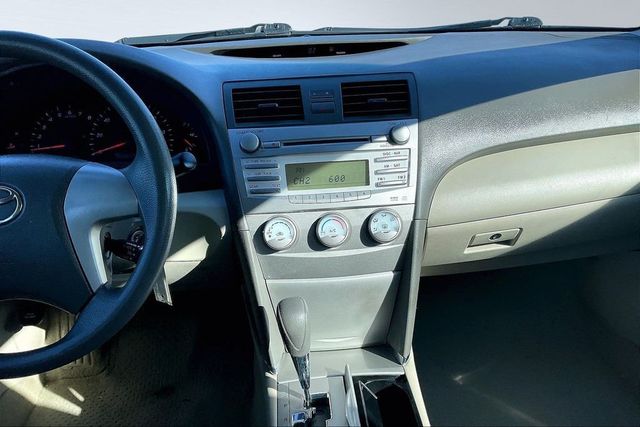 2011 Toyota Camry LE - 22972829 - 24