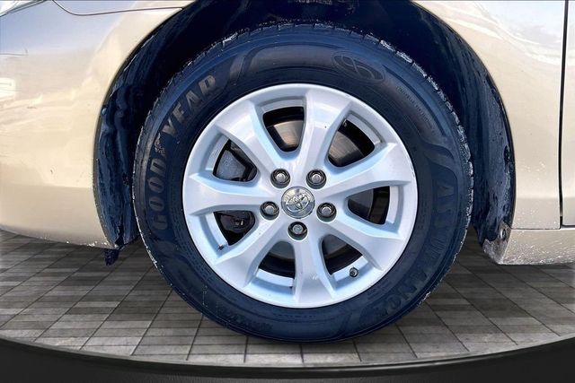 2011 Toyota Camry LE - 22972829 - 31