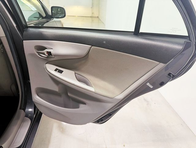 2011 Toyota Corolla 4dr Sedan Automatic LE - 22937744 - 29
