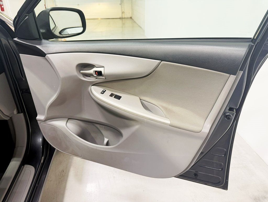 2011 Toyota Corolla 4dr Sedan Automatic LE - 22937744 - 31