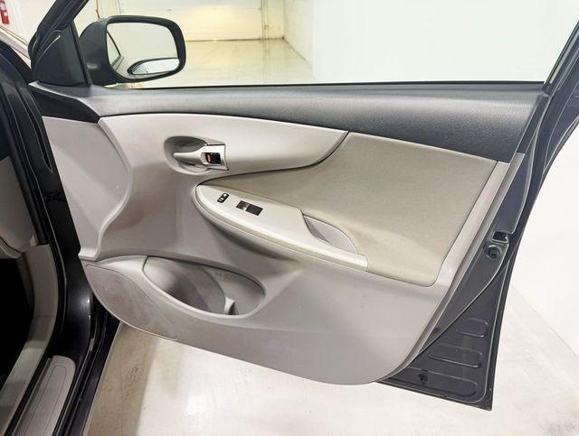2011 Toyota Corolla 4dr Sedan Automatic LE - 22937744 - 31