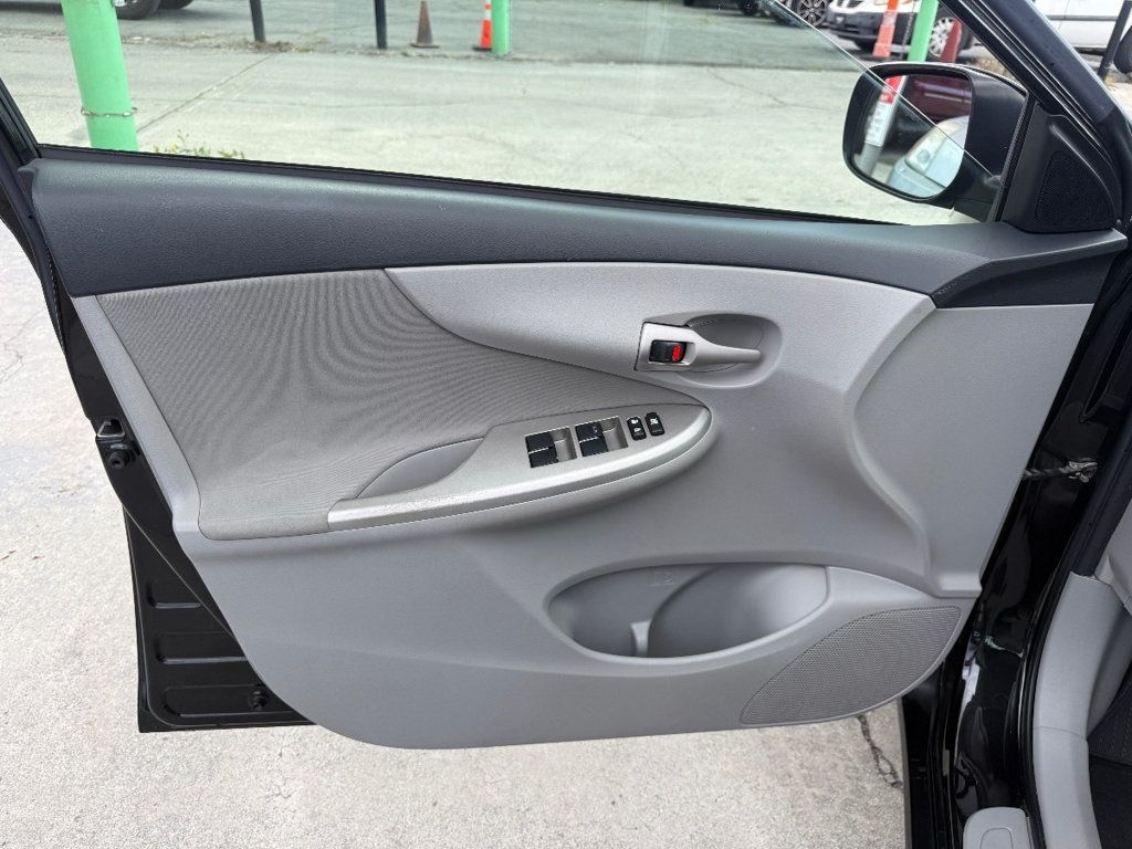 2011 Toyota Corolla 4dr Sedan Automatic LE - 22996313 - 12