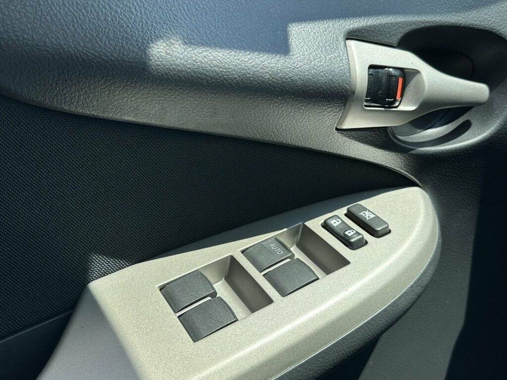 2011 Toyota Corolla 4dr Sedan Automatic LE - 23062330 - 28