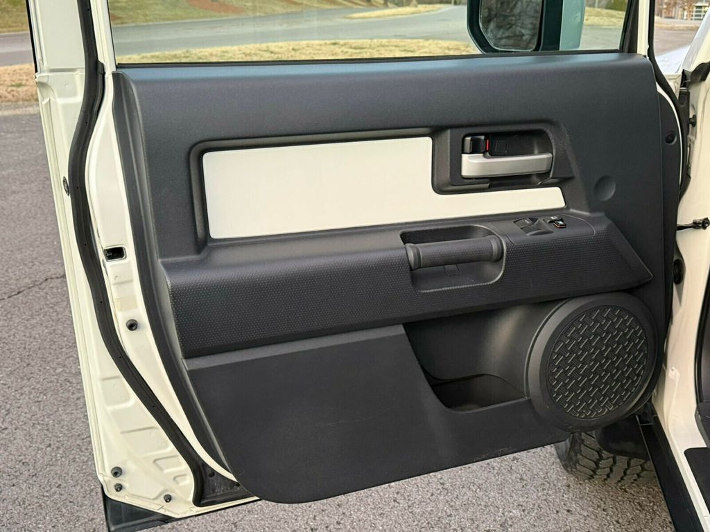 2011 Toyota FJ Cruiser 6-Speed Manual Trans, Rear Diff Lock, Upgrade / Convenience Pack - 22984371 - 19