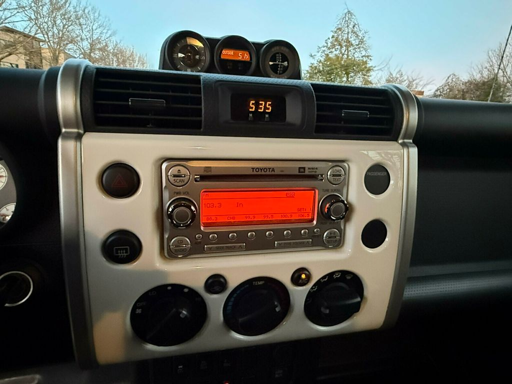 2011 Toyota FJ Cruiser 6-Speed Manual Trans, Rear Diff Lock, Upgrade / Convenience Pack - 22984371 - 23