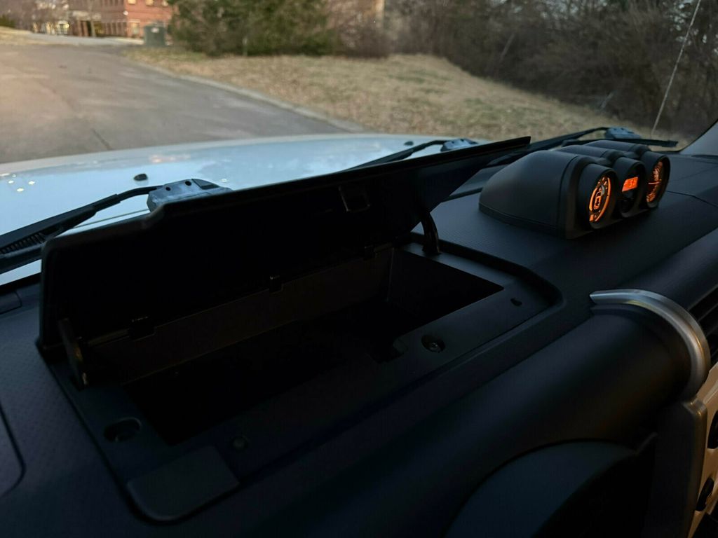 2011 Toyota FJ Cruiser 6-Speed Manual Trans, Rear Diff Lock, Upgrade / Convenience Pack - 22984371 - 25