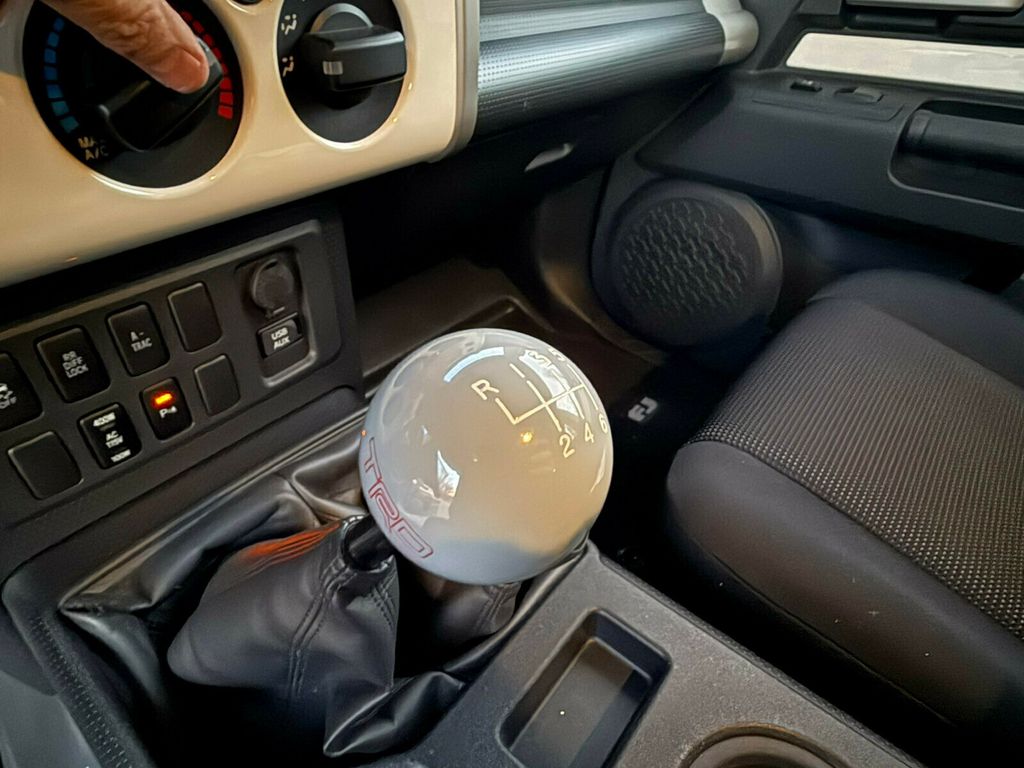 2011 Toyota FJ Cruiser 6-Speed Manual Trans, Rear Diff Lock, Upgrade / Convenience Pack - 22984371 - 26