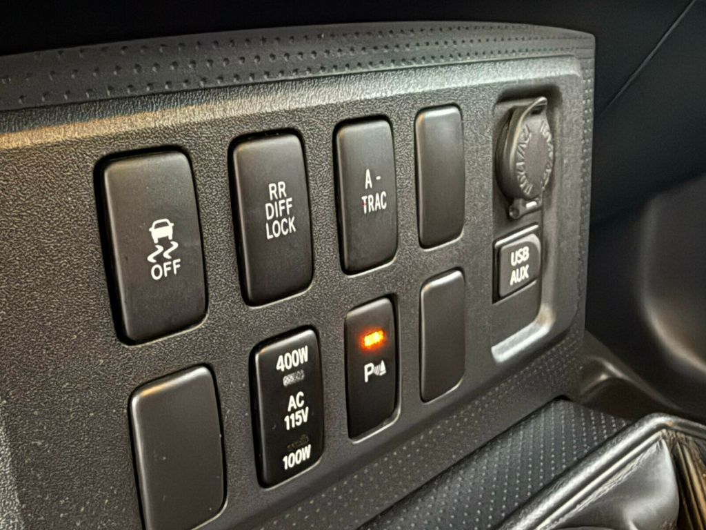 2011 Toyota FJ Cruiser 6-Speed Manual Trans, Rear Diff Lock, Upgrade / Convenience Pack - 22984371 - 27