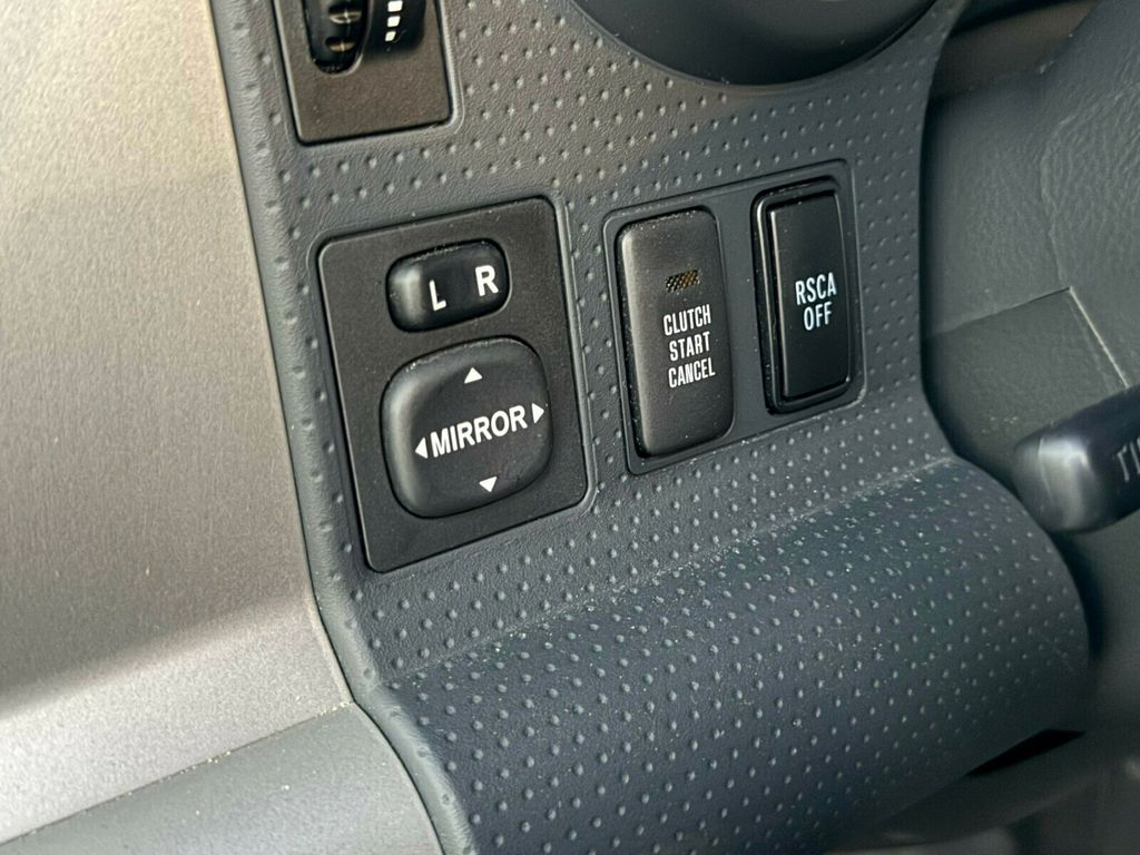 2011 Toyota FJ Cruiser 6-Speed Manual Trans, Rear Diff Lock, Upgrade / Convenience Pack - 22984371 - 28