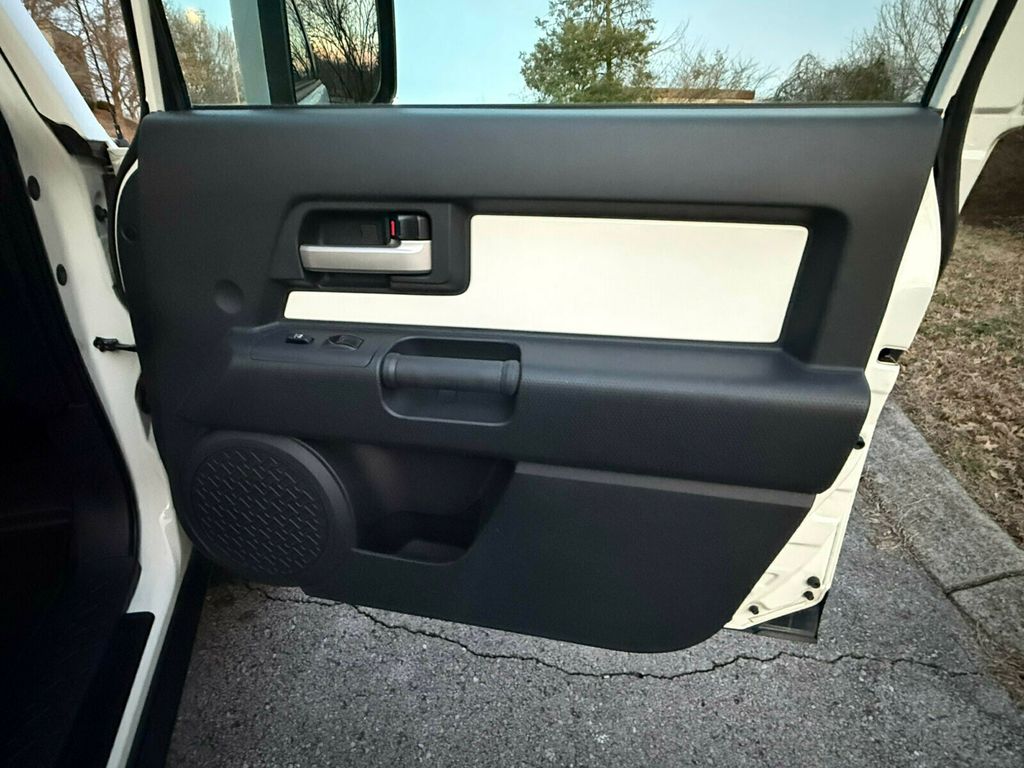 2011 Toyota FJ Cruiser 6-Speed Manual Trans, Rear Diff Lock, Upgrade / Convenience Pack - 22984371 - 29