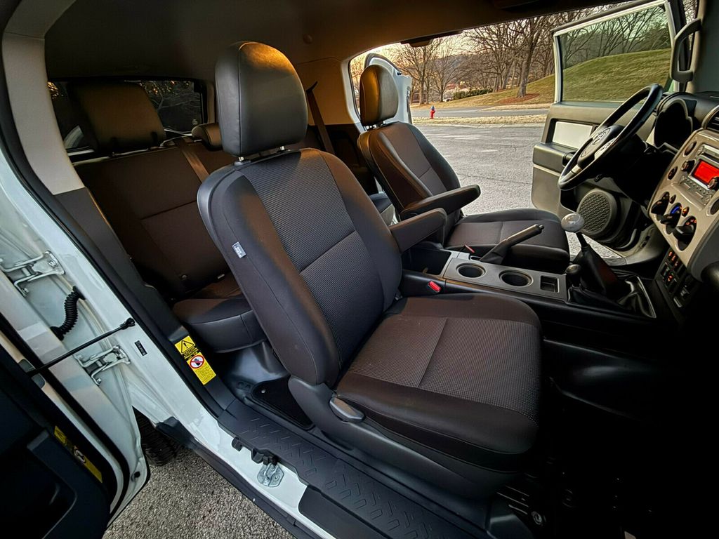 2011 Toyota FJ Cruiser 6-Speed Manual Trans, Rear Diff Lock, Upgrade / Convenience Pack - 22984371 - 30