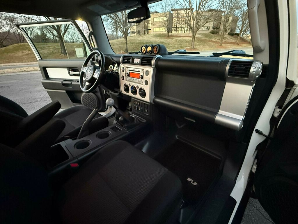 2011 Toyota FJ Cruiser 6-Speed Manual Trans, Rear Diff Lock, Upgrade / Convenience Pack - 22984371 - 31